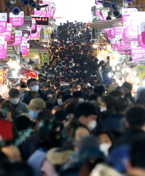 설 연휴 첫날인 11일 오전 울산시 남구 신정시장이 제수를 사려는 시민들로 북적이고 있다. 2021.2.11  연합뉴스