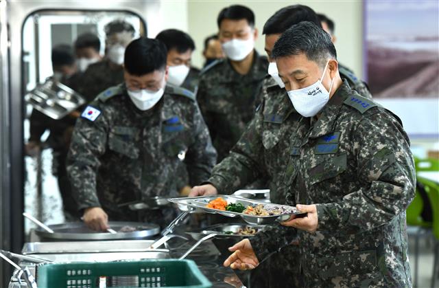 이성용 공군참모총장이 설 연휴 첫날인 11일 공군 제8311부대와 제8785부대를 찾아 장병들과 함께 점심식사를 하기 위해 배식을 받고 있다. 이 총장은 장병들과 식사하며 새해 덕담을 나누었다.  2021.2.11 공군 제공