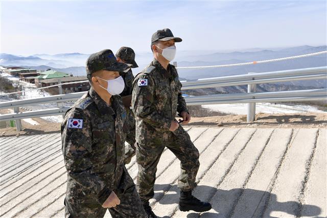 이성용 공군참모총장(왼쪽)이 설 연휴 첫날인 11일 공군 제8311부대와 제8785부대를 방문해 부대장과 작전지역을 둘러보며 임무수행 현장을 점검하고 있다. 2021.2.11 공군 제공