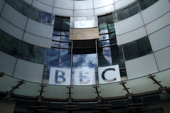 중국 정부가 12일 0시를 기해 자국 내 방영을 일년 동안 금지하기로 한 BBC 월드뉴스를 제작하는 런던의 BBC 본사 건물의 지난해 7월 2일 모습. EPA 자료사진 연합뉴스 