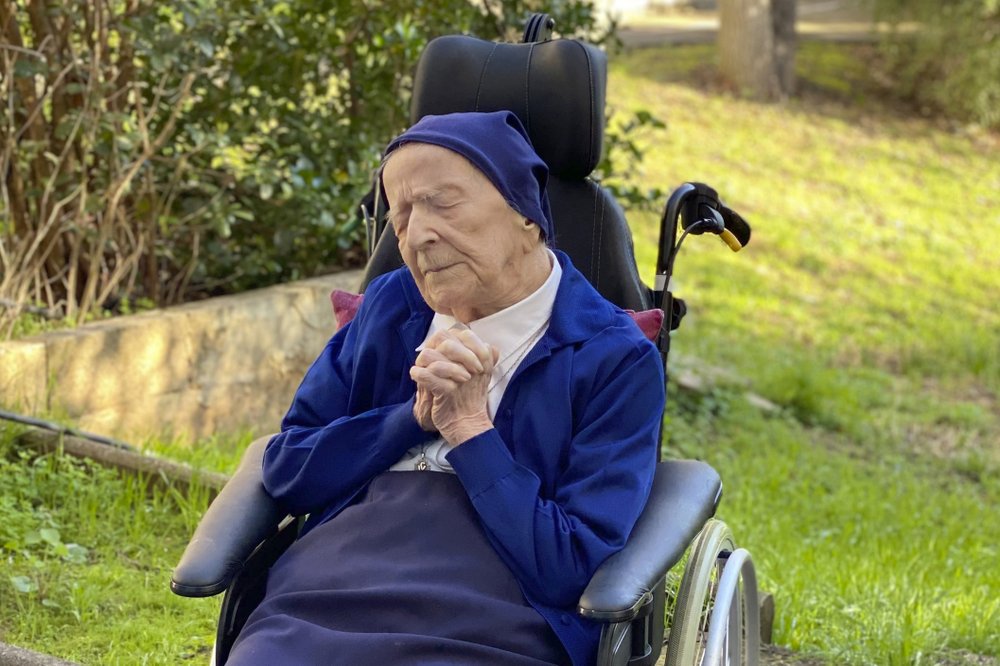 유럽 최고령자로 최근 코로나19를 극복해낸 117세의 앙드레 가톨릭 수녀. 툴롱 AP 연합뉴스