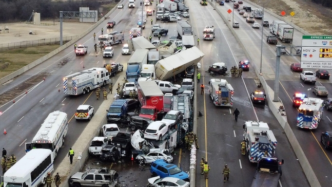 미국 텍사스주 포트워스 인근 35번 고속도로에서 11일(현지시간) 오전 6시쯤 연쇄 추돌 사고가 발생해 최소 6명이 숨지고 65명이 다쳤다. 사진은 130여대의 차량으로 뒤엉킨 도로. 트위터 캡처