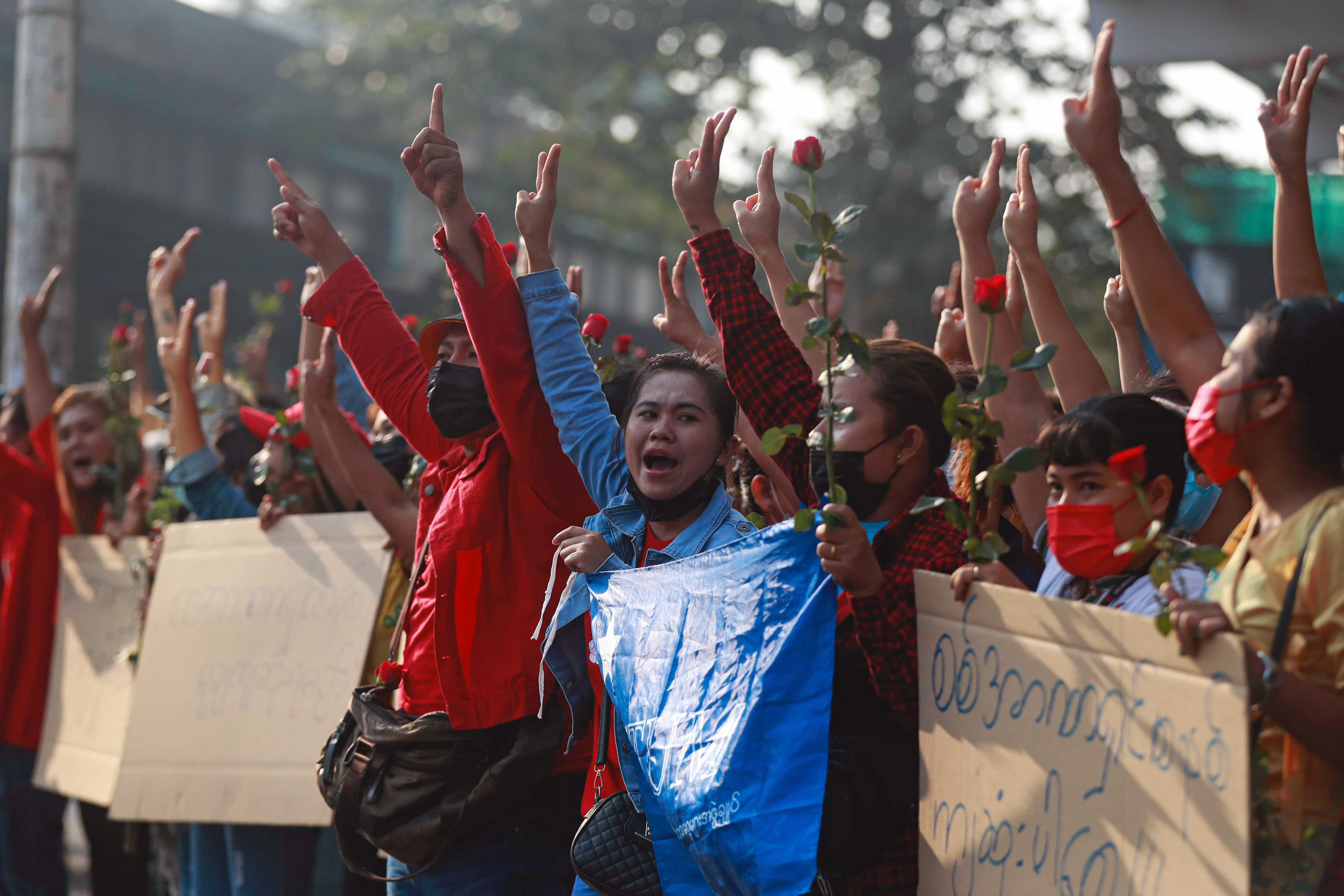 지난 7일 미얀마 양곤에서 군부 쿠데타에 반대하는 시위대가 아웅산 수치 국가고문 지지를 상징하는 붉은색 옷을 입고 저항을 상징하는 세 손가락 경례를 하고 있다. 양곤 AP 연합뉴스