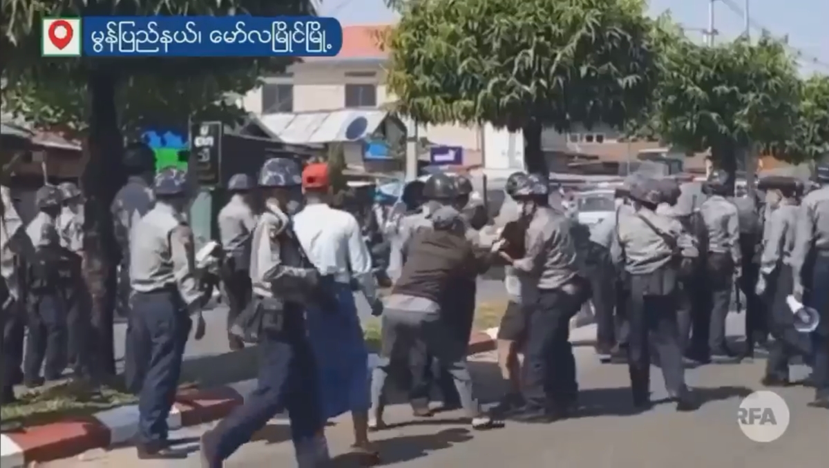 미얀마 동남부 해안 도시 몰라민에서 벌어진 쿠데타 규탄 시위 도중 시위대 1명이 경찰에 붙잡힌 뒤 총성 6발이 울렸다고 로이터통신이 현지매체 영상을 인용해 12일(현지시간) 보도했다. 실탄 여부는 확인되지 않았다. 2021.2.12  자유아시아방송(RFA) 버마 페이스북 캡처