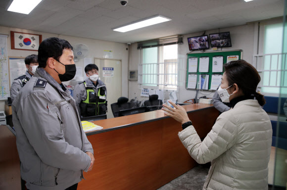 설연휴 지구대 근무자 격려하는 나경원 예비후보