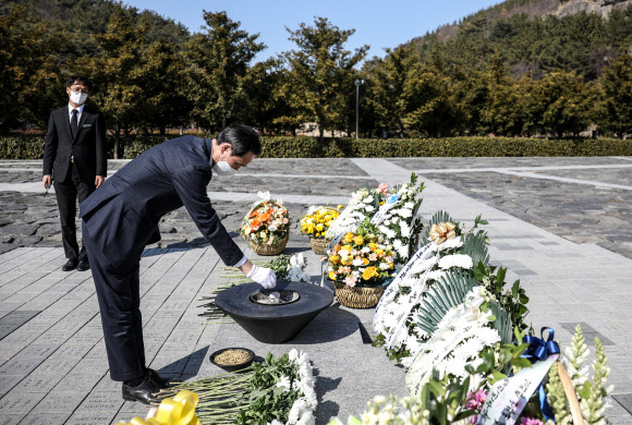 노무현 전 대통령 묘역 참배하는 우상호 예비후보