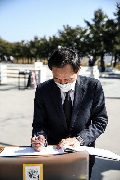 노무현 전 대통령 묘역 참배 마친  우상호 예비후보