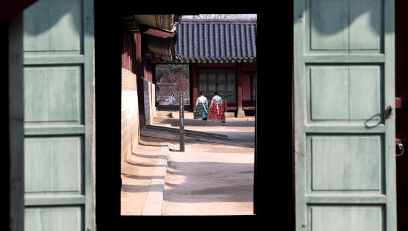 봄처럼 포근한 설 연휴, 경복궁 찾은 시민들