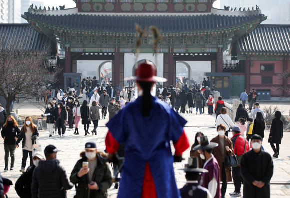 포근한 날씨, 경복궁 찾은 시민들