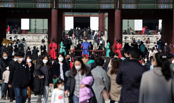 포근한 날씨, 경복궁 찾은 시민들