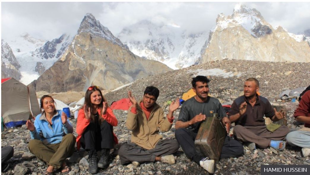 무함마드 알리 사드파라가 등반 가이드로 명성을 날리던 2012년 네덜란드 탐사대 일행과 어울려 K2 베이스캠프에서 석유통을 두드리며 노래를 부르고 있다.  영국 BBC 홈페이지 캡처