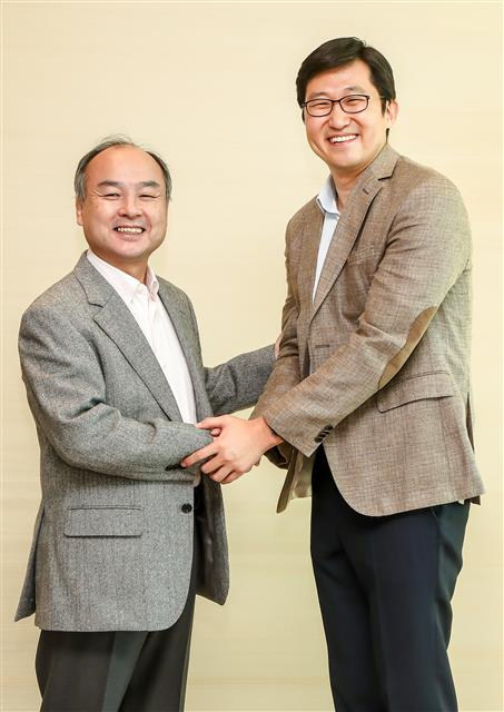 김범석(오른쪽) 쿠팡 대표와 손정의 소프트뱅크그룹 회장이 지난 2018년 11월 20일 일본 도쿄에 있는 소프트뱅크그룹 본사에서 기념 촬영을 하고 있다. 소프트뱅크 비전펀드는 2015년과 2018년 두 차례에 걸쳐 27억 달러를 투자해 쿠팡 지분 38%를 갖고 있다. 쿠팡 제공  