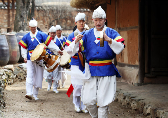 설 연휴 마지막 날인 14일 오전 경기도 용인시 한국민속촌에서 ‘지신밟기’ 공연이 펼쳐지고 있다. 2021.2.14  연합뉴스