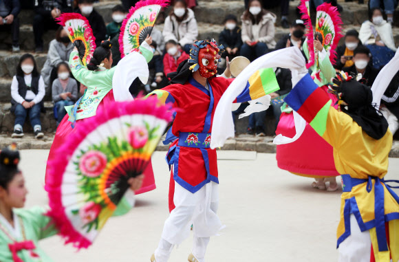 설 연휴 마지막 날인 14일 오전 경기도 용인시 한국민속촌에서 ‘풍물한가락’ 공연이 펼쳐지고 있다. 2021.2.14  연합뉴스