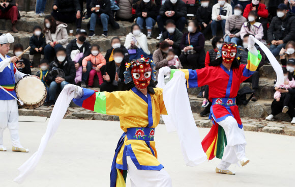 설 연휴 마지막 날인 14일 오전 경기도 용인시 한국민속촌에서 ‘풍물한가락’ 공연이 펼쳐지고 있다. 2021.2.14  연합뉴스