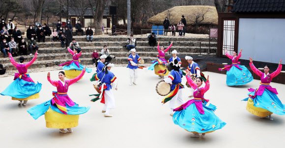 설 연휴 마지막 날인 14일 오전 경기도 용인시 한국민속촌에서 ‘풍물한가락’ 공연이 펼쳐지고 있다. 2021.2.14  연합뉴스