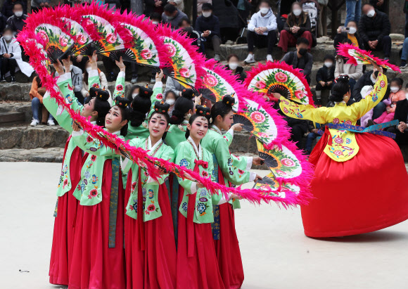 설 연휴 마지막 날인 14일 오전 경기도 용인시 한국민속촌에서 부채춤 공연이 펼쳐지고 있다. 2021.2.14  연합뉴스
