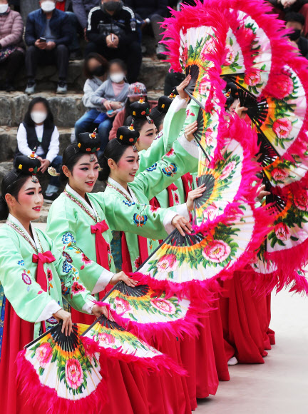 설 연휴 마지막 날인 14일 오전 경기도 용인시 한국민속촌에서 부채춤 공연이 펼쳐지고 있다. 2021.2.14  연합뉴스