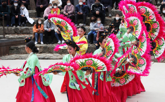 설 연휴 마지막 날인 14일 오전 경기도 용인시 한국민속촌에서 부채춤 공연이 펼쳐지고 있다. 2021.2.14  연합뉴스