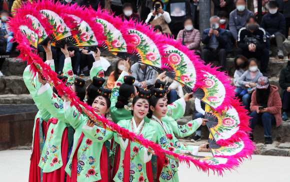 설 연휴 마지막 날인 14일 오전 경기도 용인시 한국민속촌에서 부채춤 공연이 펼쳐지고 있다. 2021.2.14  연합뉴스