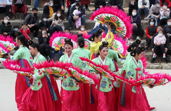 설 연휴 마지막 날인 14일 오전 경기도 용인시 한국민속촌에서 부채춤 공연이 펼쳐지고 있다. 2021.2.14  연합뉴스