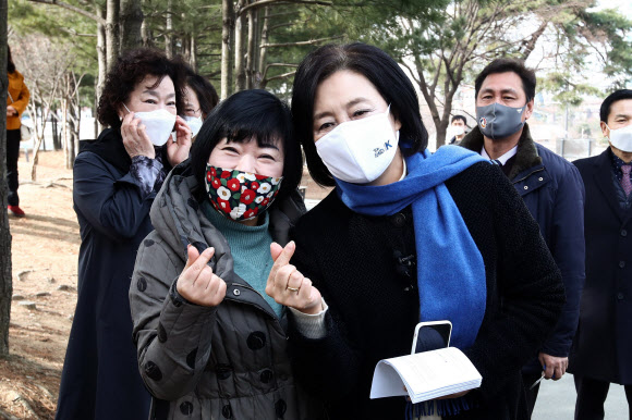 더불어민주당 박영선 서울시장 예비후보가 14일 서울 강동구 일자산자연공원에서 지지자들과 기념촬영을 하고 있다. 2021.2.14  국회사진기자단