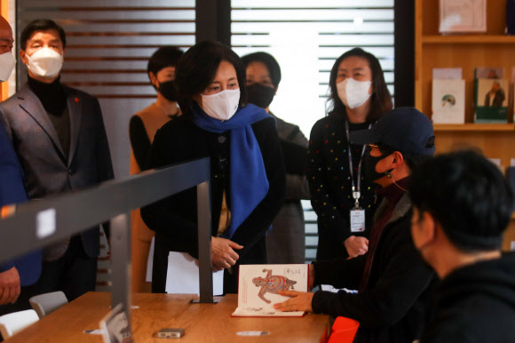 더불어민주당 박영선 서울시장 예비후보가 14일 서울 강동구 둔촌도서관에서 시민들과 인사하고 있다. 2021.2.14  국회사진기자단