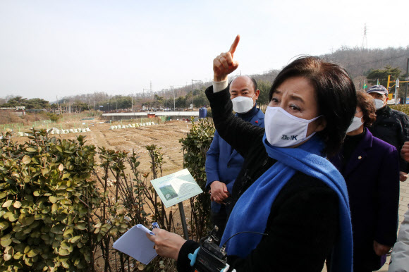 더불어민주당 박영선 서울시장 예비후보가 14일 서울 강동구 일자산자연공원에서 둔촌도서관으로 이동하며 도심텃밭을 둘러보고 있다. 2021.2.14  국회사진기자단