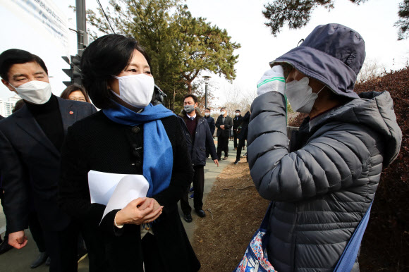 더불어민주당 박영선 서울시장 예비후보가 14일 서울 강동구 일자산자연공원에서 시민들과 인사하고 있다. 2021.2.14  국회사진기자단
