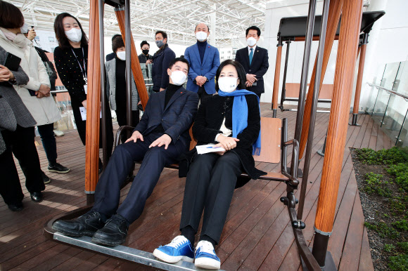 더불어민주당 박영선 서울시장 예비후보가 14일 서울 강동구 둔촌도서관 옥상 테라스에 설치된 그네를 타고 있다. 2021.2.14  국회사진기자단