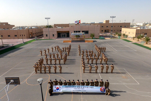 지난 12일 합동참모본부에 따르면 군이 운용 중인 4개 해외 파병부대 장병들은 설 연휴에도 정상적으로 임무를 수행하며 함께 차례를 지내고 틈틈이 윷놀이, 투호 등 민속놀이를 하며 명절 기분을 냈다. 사진은 ‘설날’이라는 글자 모양을 만들어 국민들에게 새해 인사를 하는 아크부대 장병들. 2021.2.14  합동참모본부 제공
