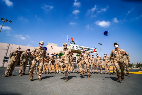 지난 12일 합동참모본부에 따르면 군이 운용 중인 4개 해외 파병부대 장병들은 설 연휴에도 정상적으로 임무를 수행하며 함께 차례를 지내고 틈틈이 윷놀이, 투호 등 민속놀이를 하며 명절 기분을 냈다. 사진은 설날을 맞이하여 제기차기하는 아크부대 장병들. 2021.2.14 합동참모본부 제공