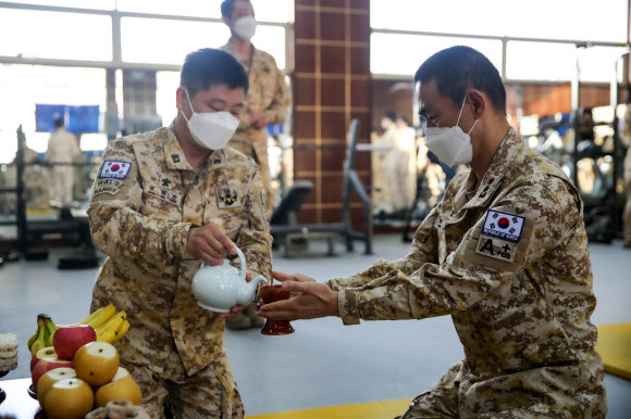 지난 12일 합동참모본부에 따르면 군이 운용 중인 4개 해외 파병부대 장병들은 설 연휴에도 정상적으로 임무를 수행하며 함께 차례를 지내고 틈틈이 윷놀이, 투호 등 민속놀이를 하며 명절 기분을 냈다. 사진은 합동 차례를 지내는 UAE 아크부대 장병들. 2021.2.14 합동참모본부 제공
