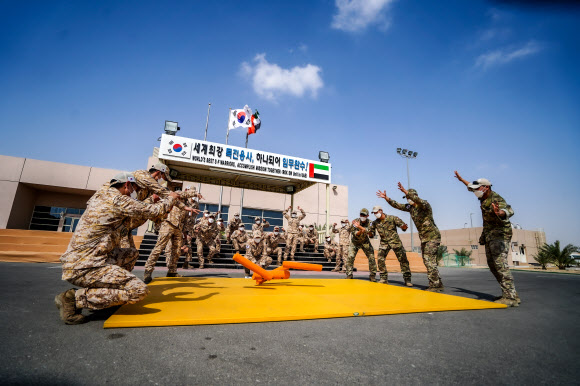 지난 12일 합동참모본부에 따르면 군이 운용 중인 4개 해외 파병부대 장병들은 설 연휴에도 정상적으로 임무를 수행하며 함께 차례를 지내고 틈틈이 윷놀이, 투호 등 민속놀이를 하며 명절 기분을 냈다. 사진은 설날을 맞이하여 윷놀이하는 아크부대 장병들. 2021.2.14 합동참모본부 제공