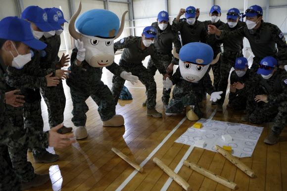 지난 12일 합동참모본부에 따르면 군이 운용 중인 4개 해외 파병부대 장병들은 설 연휴에도 정상적으로 임무를 수행하며 함께 차례를 지내고 틈틈이 윷놀이, 투호 등 민속놀이를 하며 명절 기분을 냈다.  사진은 윷놀이하는 남수단 한빛부대 장병들. 2021.2.14  합동참모본부 제공