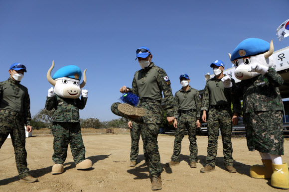 지난 12일 합동참모본부에 따르면 군이 운용 중인 4개 해외 파병부대 장병들은 설 연휴에도 정상적으로 임무를 수행하며 함께 차례를 지내고 틈틈이 윷놀이, 투호 등 민속놀이를 하며 명절 기분을 냈다.  사진은 제기차기하는 남수단 한빛부대 장병들. 2021.2.14  합동참모본부 제공