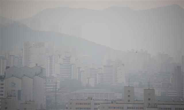 초미세 먼지 농도 나쁨으로 뿌연 도심