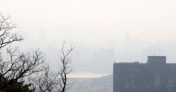미세먼지와 안개로 뿌연 서울 시내