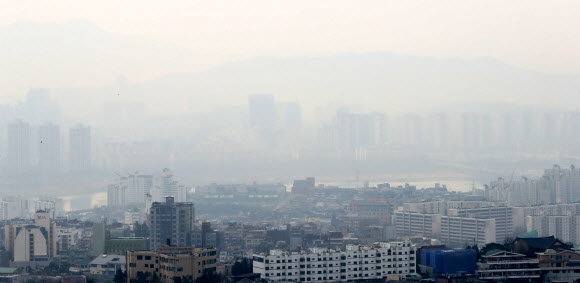 미세먼지와 안개로 뿌연 서울 시내