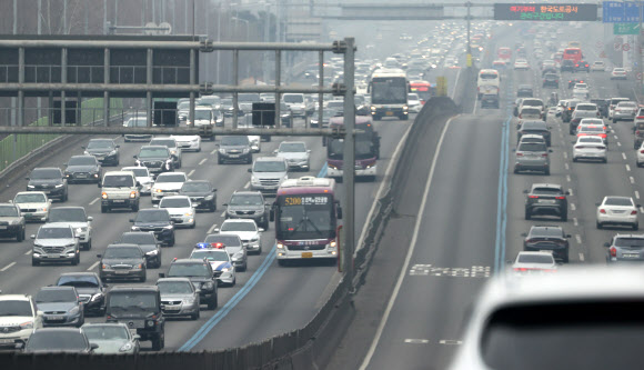 설 연휴 마지막날인 14일 오후 경부고속도로  상행선 양재IC-서초IC 구간에서 귀경 차량이 이동하고 있다. 2021.2.14  연합뉴스