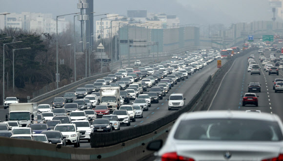 설 연휴 마지막날인 14일 오후 경부고속도로 상행선 양재IC 부근에서 귀경 차량이 몰리며 정체를 빚고 있다. 2021.2.14  연합뉴스