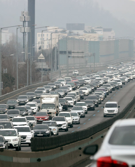 설 연휴 마지막날인 14일 오후 경부고속도로 상행선 양재IC 부근에서 귀경 차량이 몰리며 정체를 빚고 있다. 2021.2.14  연합뉴스