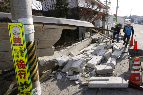 규모 7.3으로 추정되는 지진이 발생한 다음날인 14일 일본 후쿠시마현 다테시에서 지진으로 벽이 무너져 내린 모습. 동일본대지진 10년을 한 달도 안 남기고 발생한 이번 지진은 수십 초 동안 이어졌고, 도쿄 지역에서도 강한 흔들림을 느낄 수 있을 정도였다. 다테 교도통신 연합뉴스