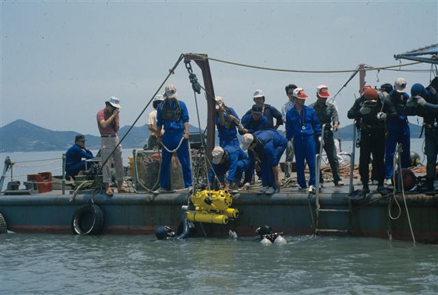신안보물선 발굴 당시 해군 조사 모습. 국립해양문화재연구소 제공