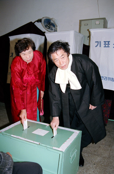 제14대 대통령 선거 투표하는 백기완