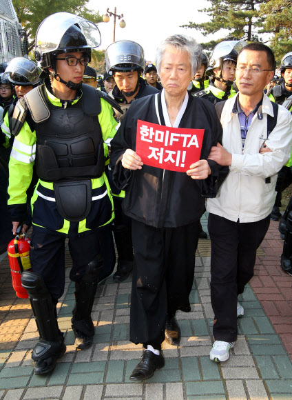 경찰에 연행되는 백기완