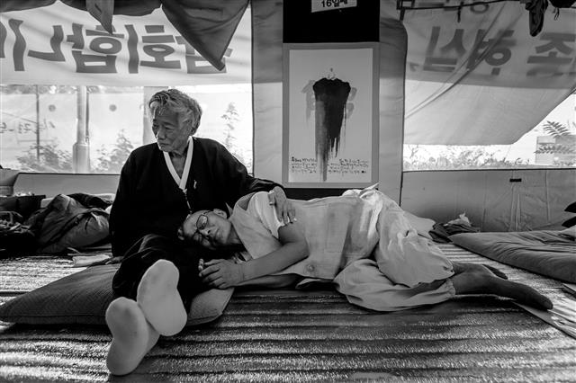 명진 스님 무기한 단식농성장 찾은 백기완