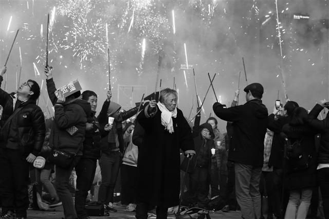 박근혜 퇴진 축포 든 백기완