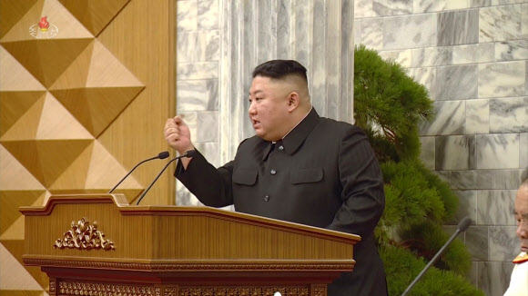 북한 노동당 중앙위원회 전원회의가 지난 8∼11일 나흘간 진행됐다고 조선중앙TV가 12일 보도했다. 김정은 노동당 총비서는 이번 전원회의에서 내각이 설정한 올해 경제목표의 문제점을 신랄하게 비판하고, 당 경제부장을 한 달 만에 교체했다. 연단에 선 김 총비서가 오른손 주먹을 꼭 쥔 채로 이야기하고 있다. 2021.2.12 조선중앙TV 화면·연합뉴스