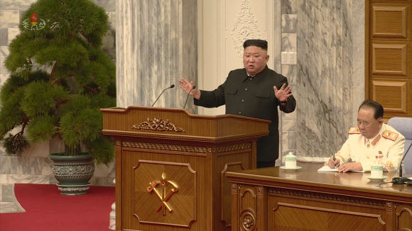 북한 노동당 중앙위원회 전원회의가 지난 8∼11일 나흘간 진행됐다고 조선중앙TV가 12일 보도했다. 김정은 노동당 총비서는 이번 전원회의에서 내각이 설정한 올해 경제목표의 문제점을 신랄하게 비판하고, 당 경제부장을 교체했다. 연단에 선 김 총비서가 이마를 찌푸린 채로 연설하고 있다. 2021.2.12 조선중앙TV 화면·연합뉴스